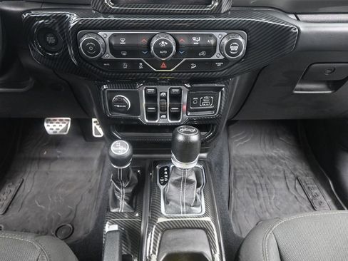 Used 2018 Jeep Wrangler Unlimited Sahara image 14