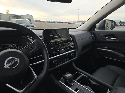 Used 2025 Nissan Pathfinder SL w/ Cargo Package image 17