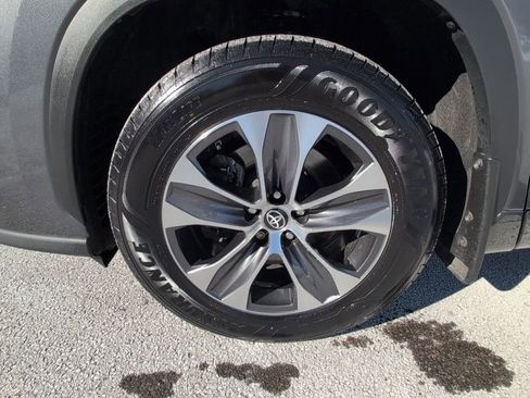 Used 2023 Toyota Highlander XLE image 12