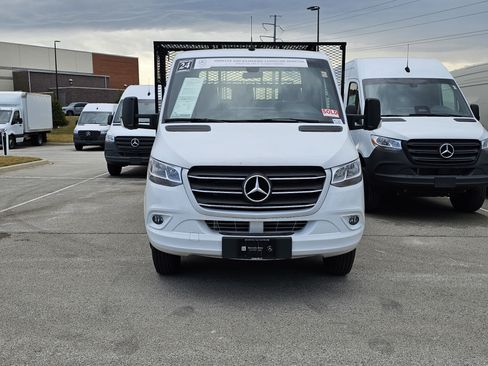 Used 2024 Mercedes-Benz Sprinter 4500 image 2