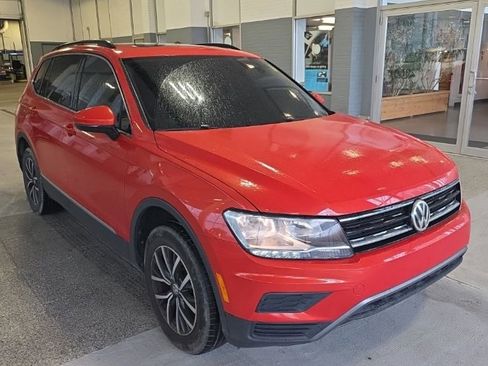 Used 2018 Volkswagen Tiguan SE w/ Panoramic Sunroof Package image 2