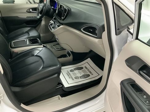 Used 2024 Chrysler Pacifica Touring-L image 20