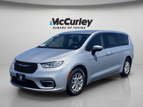 Used 2023 Chrysler Pacifica Touring-L FWD image 1