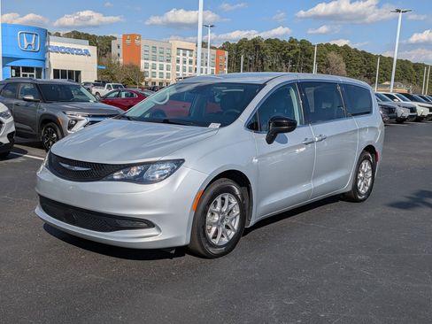 Used 2024 Chrysler Voyager LX image 7