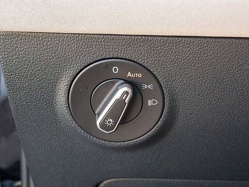 Certified 2025 Volkswagen Taos SE w/ Panoramic Sunroof Package image 24