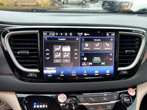 Used 2023 Chrysler Pacifica Touring-L FWD image 12