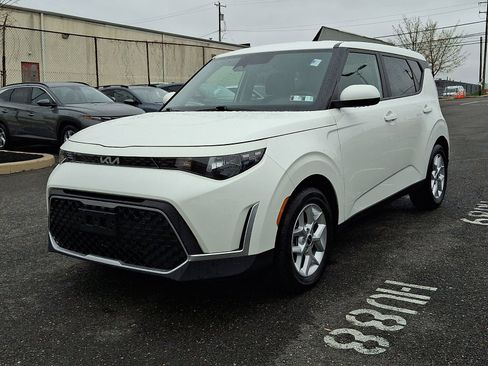 Used 2023 Kia Soul LX w/ LX Technology Package image 3