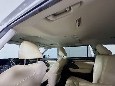 Used 2021 Toyota Highlander Limited FWD image 13