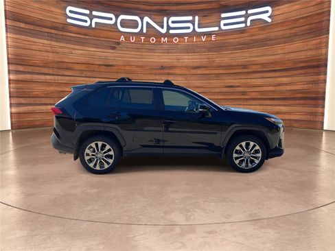 Used 2022 Toyota RAV4 XLE Premium image 7