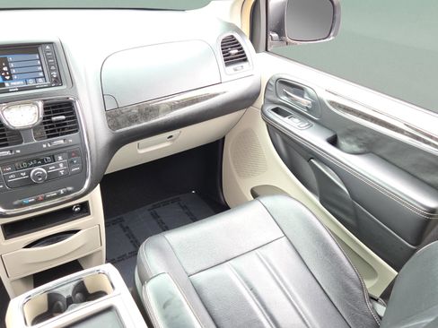 Used 2013 Chrysler Town & Country Touring FWD image 14