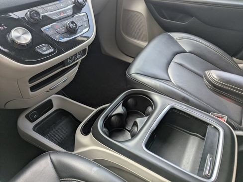 Used 2023 Chrysler Pacifica Touring-L FWD image 20