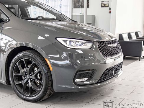 Used 2025 Chrysler Pacifica Limited FWD image 4