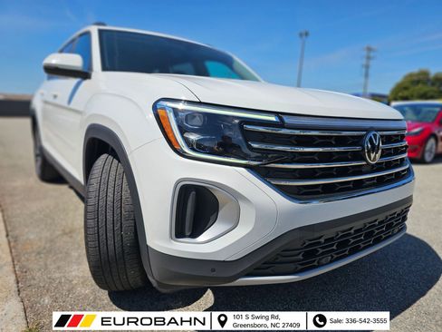 Used 2024 Volkswagen Atlas SE w/ Panoramic Sunroof Package FWD image 7