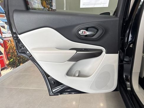 Used 2019 Jeep Cherokee Limited AWD/4WD image 36
