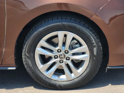 Certified 2021 Toyota Sienna Limited FWD image 8