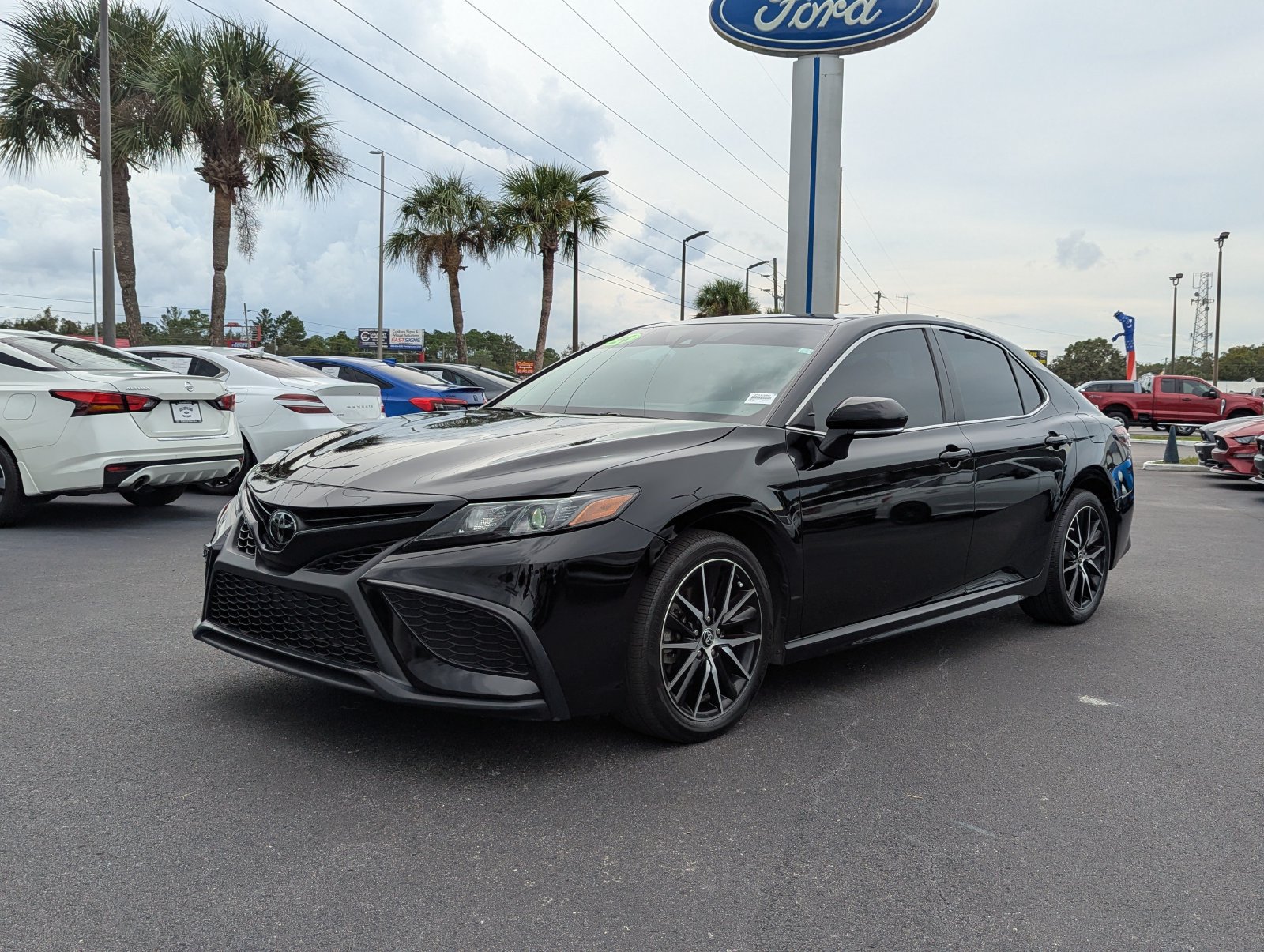 Used 2024 Toyota Camry SE w/ Convenience Package FWD image 9