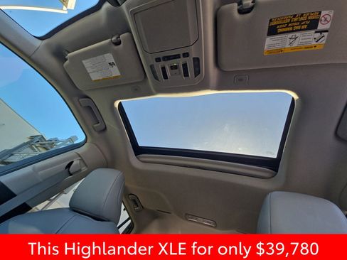 Used 2024 Toyota Highlander XLE AWD/4WD image 38