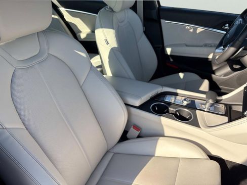 Used 2025 Genesis G70 2.5T image 15