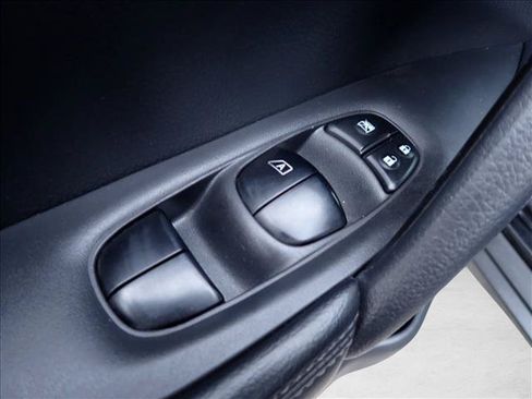Used 2016 Nissan Rogue SV AWD/4WD image 13