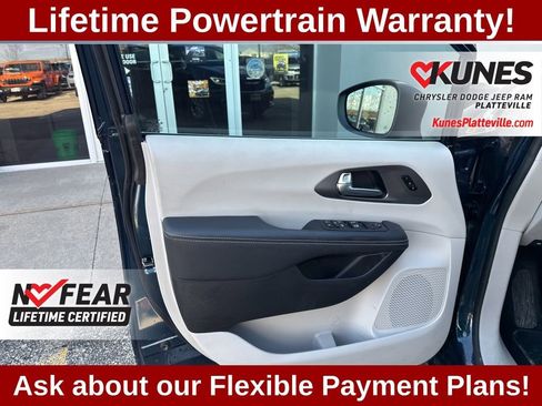 Used 2023 Chrysler Pacifica Touring-L image 12