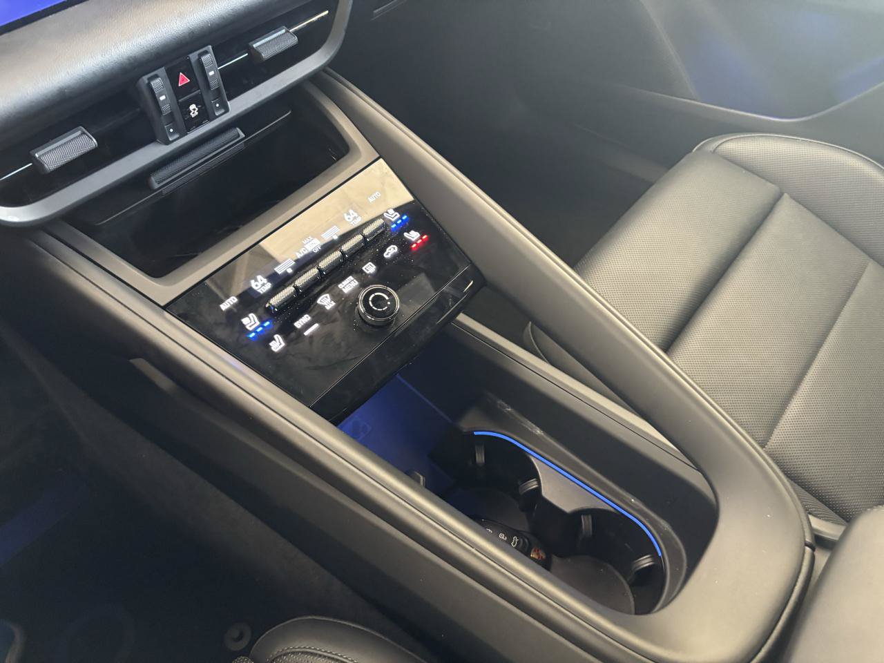 Used 2025 Porsche Macan 4 Electric AWD/4WD image 20