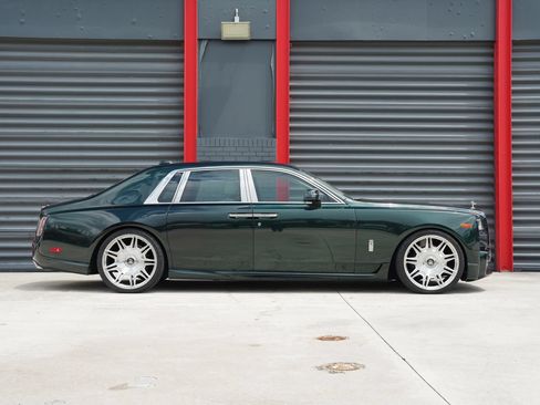 Used 2022 Rolls-Royce Phantom Sedan RWD image 14