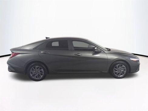 Used 2025 Hyundai Elantra Hybrid FWD image 4