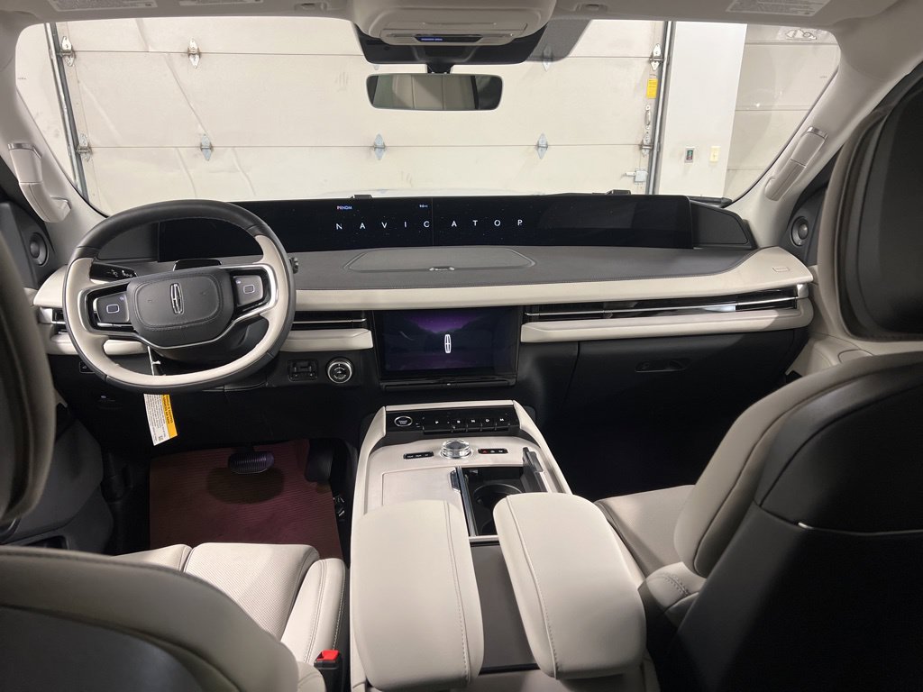 New 2026 Lincoln Navigator Premiere AWD/4WD image 7