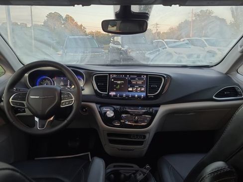 Used 2024 Chrysler Pacifica Touring-L FWD image 24