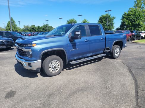 Used 2025 Chevrolet Silverado 2500 LT w/ Convenience Package AWD/4WD image 10