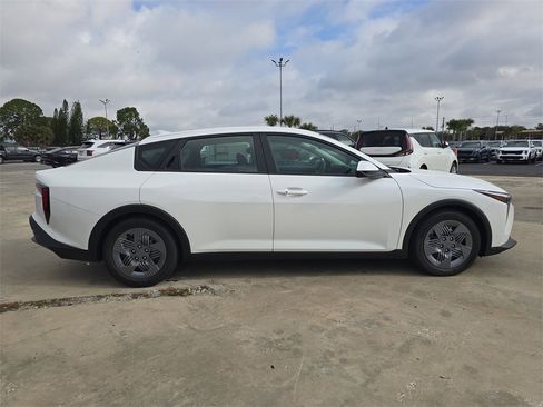 New 2025 Kia K4 LX image 9