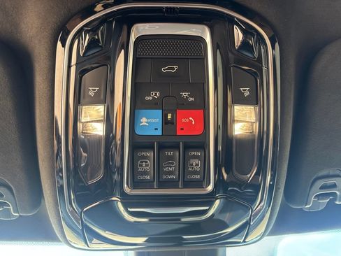 Used 2022 Jeep Grand Wagoneer Series III AWD/4WD image 30