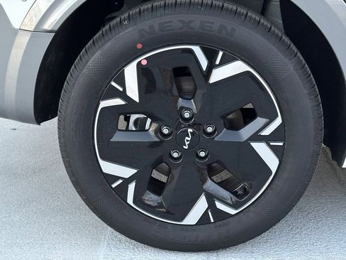 New 2025 Kia Niro Wave w/ Wave Preserve Package image 8