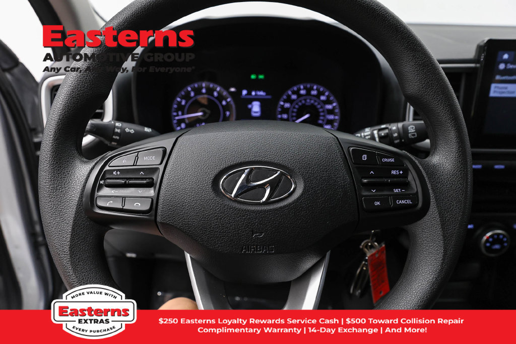 Used 2022 Hyundai Venue SE FWD image 11