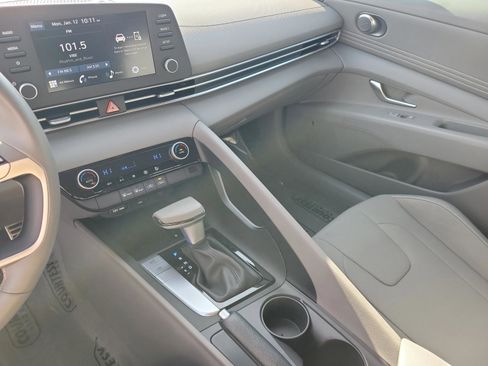 Used 2025 Hyundai Elantra Sport image 25