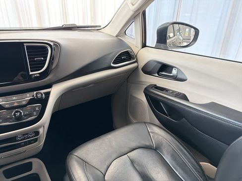 Used 2022 Chrysler Pacifica Touring-L image 28