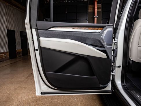 Used 2025 Cadillac Escalade ESV Sport Platinum w/ LPO, ONYX Package image 41