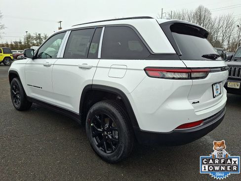 New 2026 Jeep Grand Cherokee Laredo image 4