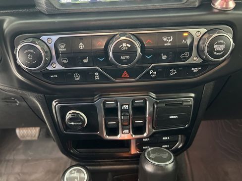 Used 2021 Jeep Wrangler Unlimited Sahara AWD/4WD image 17