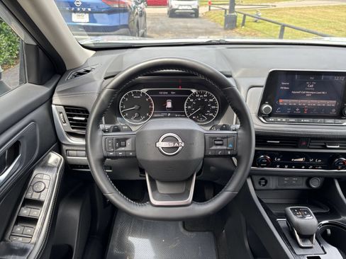 Used 2025 Nissan Rogue SV FWD image 24
