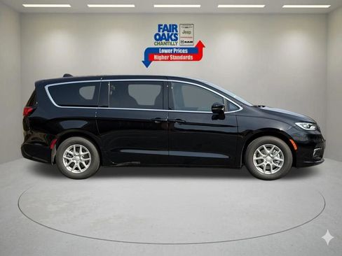New 2026 Chrysler Pacifica Select image 4