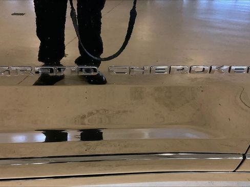 Used 2025 Jeep Grand Cherokee Summit image 9