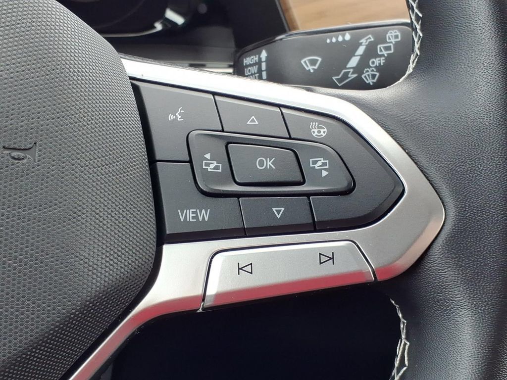Used 2025 Volkswagen Atlas SE AWD/4WD image 26