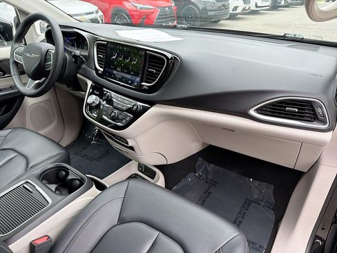 Used 2024 Chrysler Pacifica Touring-L FWD image 33