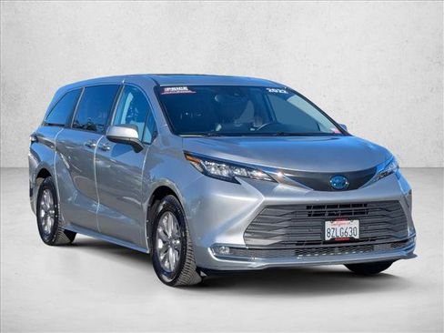 Used 2022 Toyota Sienna XLE image 3