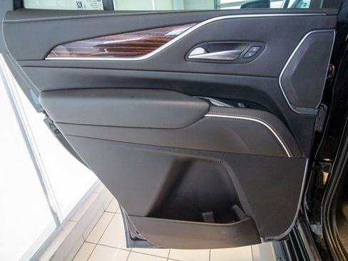 Used 2023 Cadillac Escalade Premium Luxury image 9