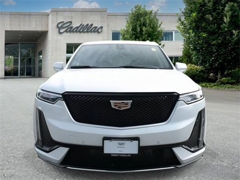 Used 2022 Cadillac XT6 Sport w/ Technology Package image 2