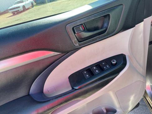 Used 2017 Toyota Highlander Plus image 11