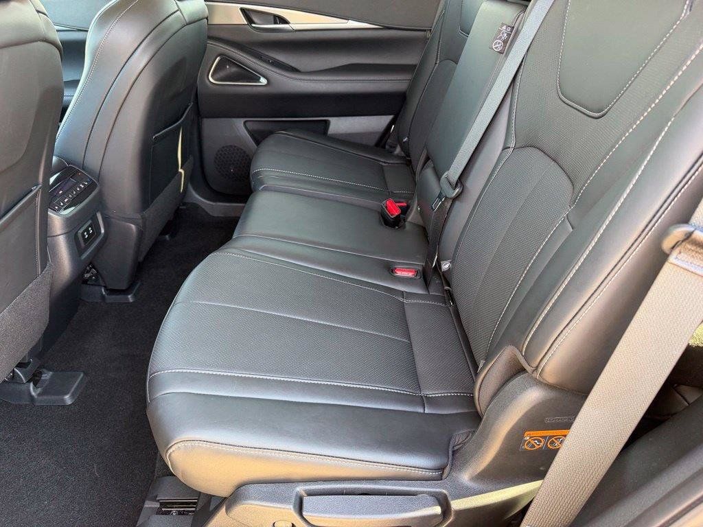 Used 2026 INFINITI QX60 Luxe w/ Cargo Package FWD image 11