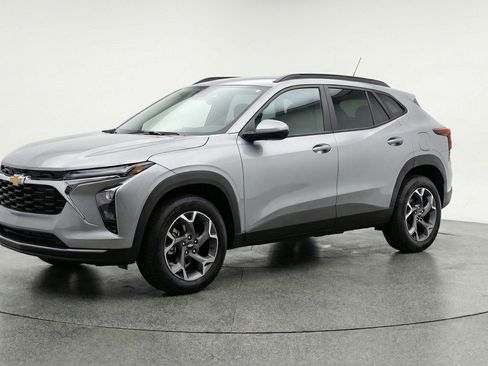 Used 2025 Chevrolet Trax LT w/ LT Convenience Package image 3